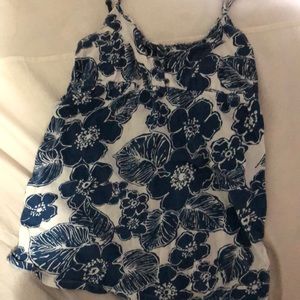 Flower design that is blue and white